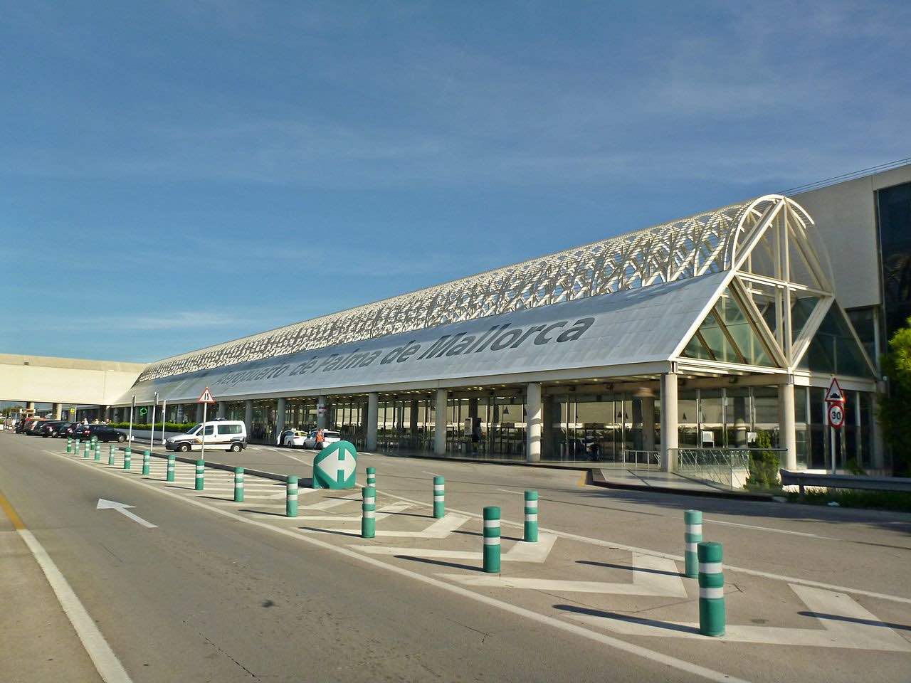 Palma_de_Mallorca_Airport_Terminal_C_Outside