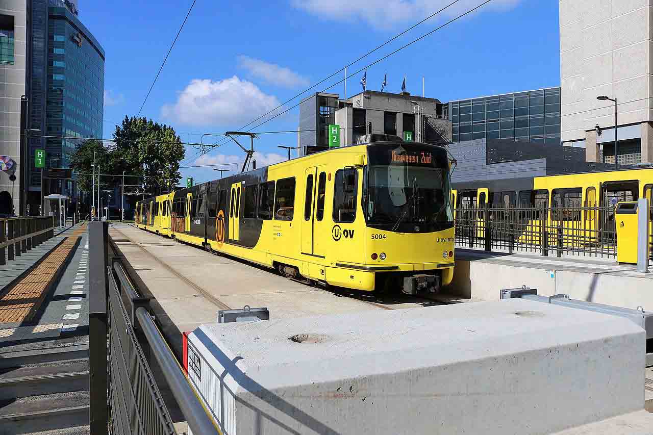 U-OV_U-Tram_stellen_5004_en_5011_centraal_station_Utrecht_14995199107