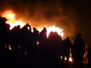 Fuego de Clavie Hogmanay en Burghead Escocia