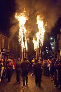 Hogmanay in Escocia y Procesion de Flambeaux en Comrie